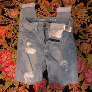 High-waisted distressed jeans. Soft material